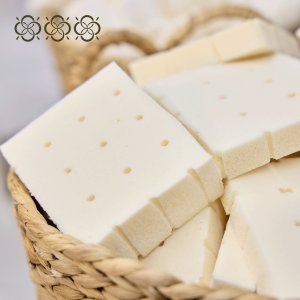 <h2>Saltele cu Latex Cosmic &ndash; Somn Odihnitor și Suport Natural</h2>

<p>Saltelele <strong>Cosmic</strong> din colecția <em>&laquo;Matras cu Latex&raquo;</em> sunt concepute pentru un somn sănătos și confortabil. Fabricate &icirc;n Moldova din <strong>latex natural de &icirc;naltă calitate</strong>, oferă suport optim pentru coloana vertebrală, se adaptează corpului și reduc punctele de presiune.</p>

<h3>De ce să alegi saltelele Cosmic:</h3>

<ul>
	<li><strong>Suport excelent pentru corp:</strong> latexul se mulează perfect pe formele corpului, asigur&acirc;nd relaxare completă.</li>
	<li><strong>Durabilitate garantată:</strong> materialul de calitate superioară și tehnologia de fabricație oferă peste 20 de ani de utilizare.</li>
	<li><strong>Igienă și confort:</strong> latexul natural previne acarienii și bacteriile, iar husa detașabilă se poate spăla ușor.</li>
	<li><strong>Flexibilitate totală:</strong> &icirc;nălțimea și lățimea pot fi personalizate pentru orice pat.</li>
	<li><strong>Livrare rapidă și sigură</strong> &icirc;n toată Moldova.</li>
</ul>

<h3>Caracteristici tehnice</h3>

<table>
	<tbody>
		<tr>
			<th>Caracteristică</th>
			<th>Detalii</th>
		</tr>
		<tr>
			<td>Material</td>
			<td>Latex natural</td>
		</tr>
		<tr>
			<td>&Icirc;nălțime</td>
			<td>Personalizabilă</td>
		</tr>
		<tr>
			<td>Lățime</td>
			<td>Personalizabilă sau dimensiuni standard</td>
		</tr>
		<tr>
			<td>Dimensiuni</td>
			<td>80x200, 90x200, 100x200, 120x200, 140x200, 160x200, 180x200, 200x200</td>
		</tr>
		<tr>
			<td>Producător</td>
			<td>Cosmic, Moldova</td>
		</tr>
		<tr>
			<td>Garanție</td>
			<td>P&acirc;nă la 10 ani</td>
		</tr>
		<tr>
			<td>Durată de viață</td>
			<td>Peste 20 ani</td>
		</tr>
		<tr>
			<td>Design</td>
			<td>Elegant, natural, profesional</td>
		</tr>
		<tr>
			<td>Cadou</td>
			<td>Husă detașabilă</td>
		</tr>
		<tr>
			<td>Livrare</td>
			<td>&Icirc;n toată Moldova</td>
		</tr>
	</tbody>
</table>

<h3>Avantaje suplimentare</h3>

<ul>
	<li>Potrivit pentru toate tipurile de somn &ndash; pentru dormitor, camera de oaspeți sau birou.</li>
	<li>Siguranță pentru sănătate &ndash; latexul natural nu conține substanțe toxice.</li>
	<li>Ușor de &icirc;ntreținut &ndash; husa detașabilă menține salteaua curată și proaspătă.</li>
	<li>Brand de &icirc;ncredere &ndash; Cosmic produce saltele de calitate &icirc;n Moldova, cu atenție la detalii.</li>
</ul>