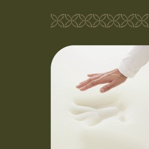 <h2>Saltea cu efect de memorie (Memory Foam) &ndash; drumul către somnul perfect</h2>

<p>Dacă sunteți &icirc;n căutarea unei saltele care să combine confortul cu suportul, salteaua cu efect de memorie este exact ceea ce aveți nevoie. Ea se mulează ușor pe conturul corpului dumneavoastră, oferind un somn profund și odihnitor, iar dimineața &icirc;ncepeți energici și fără dureri de spate.</p>

<h3>Ce este o saltea cu efect de memorie?</h3>

<p>Salteaua cu efect de memorie (Memory Foam) este o spumă specială care reacționează la căldura și presiunea corpului. Ea ia forma siluetei dvs., distribuind uniform greutatea și reduc&acirc;nd presiunea asupra punctelor cheie &ndash; g&acirc;t, umeri, zona lombară.</p>

<p>Pe scurt, salteaua &bdquo;vă memorează&rdquo;, adapt&acirc;ndu-se la conturul dvs. unic.</p>

<h3>Avantajele saltelei cu efect de memorie</h3>

<ul>
	<li><strong>Suport perfect pentru coloana vertebrală</strong> &ndash; ajută spatele să răm&acirc;nă &icirc;ntr-o poziție naturală și reduce riscul durerilor.</li>
	<li><strong>Transfer minim de mișcare</strong> &ndash; nu veți simți mișcările partenerului &icirc;n timpul nopții.</li>
	<li><strong>Hipoalergenică</strong> &ndash; spuma este rezistentă la acarieni și bacterii, fiind ideală pentru persoanele alergice.</li>
	<li><strong>Durabilitate</strong> &ndash; cu &icirc;ntreținere corectă, salteaua &icirc;și păstrează proprietățile ani de zile.</li>
	<li><strong>Confort pentru orice poziție de somn</strong> &ndash; potrivită pentru cei care dorm pe spate, pe lateral sau pe burtă.</li>
</ul>

<h3>Cui i se potrivește salteaua cu efect de memorie</h3>

<table border="1" cellpadding="5" cellspacing="0">
	<tbody>
		<tr>
			<th>Tip de utilizator</th>
			<th>De ce se potrivește</th>
		</tr>
		<tr>
			<td>Persoane cu dureri de spate</td>
			<td>Suport excelent pentru coloana vertebrală</td>
		</tr>
		<tr>
			<td>Cupluri</td>
			<td>Transfer minim de mișcare</td>
		</tr>
		<tr>
			<td>Persoane alergice</td>
			<td>Material hipoalergenic</td>
		</tr>
		<tr>
			<td>Persoane active</td>
			<td>Recuperare rapidă după efort</td>
		</tr>
	</tbody>
</table>

<h3>Cum să alegeți salteaua Memory Foam</h3>

<ol>
	<li><strong>Nivelul de fermitate</strong> &ndash; modelul mediu sau mediu-firm se potrivește majorității.</li>
	<li><strong>Grosimea stratului de Memory Foam</strong> &ndash; optimă de la 5 cm pentru un suport complet și confort.</li>
	<li><strong>Regimul de temperatură</strong> &ndash; dacă aveți tendința de supra&icirc;ncălzire, căutați modele cu efect de răcire.</li>
	<li><strong>Perioada de testare</strong> &ndash; asigurați-vă că producătorul oferă posibilitatea de a testa salteaua acasă.</li>
</ol>

<h3>Comparație: Memory Foam vs. saltea cu arcuri</h3>

<table border="1" cellpadding="5" cellspacing="0">
	<tbody>
		<tr>
			<th>Caracteristică</th>
			<th>Memory Foam</th>
			<th>Saltea cu arcuri</th>
		</tr>
		<tr>
			<td>Suport</td>
			<td>Excelent</td>
			<td>Medie</td>
		</tr>
		<tr>
			<td>Transfer de mișcare</td>
			<td>Minim</td>
			<td>Ridicat</td>
		</tr>
		<tr>
			<td>Durabilitate</td>
			<td>Ridicată</td>
			<td>Medie</td>
		</tr>
		<tr>
			<td>Potrivit pentru alergici</td>
			<td>Da</td>
			<td>Nu</td>
		</tr>
	</tbody>
</table>

<h3>Sfaturi pentru &icirc;ntreținere</h3>

<ul>
	<li><strong>Aerisiți salteaua</strong> &ndash; aerul proaspăt ajută la păstrarea proprietăților spumei.</li>
	<li><strong>Folosiți o husă de protecție</strong> &ndash; pentru a proteja salteaua de murdărie.</li>
	<li><strong>Nu săriți pe saltea</strong> &ndash; acest lucru poate deteriora structura Memory Foam.</li>
	<li><strong>Rotiți periodic salteaua</strong> &ndash; pentru uzură uniformă.</li>
</ul>

<p>Salteaua cu efect de memorie este o investiție &icirc;n sănătatea și confortul dvs. Ea se adaptează corpului, ajută la trezirea fără dureri și transformă somnul &icirc;ntr-o experiență cu adevărat odihnitoare.</p>